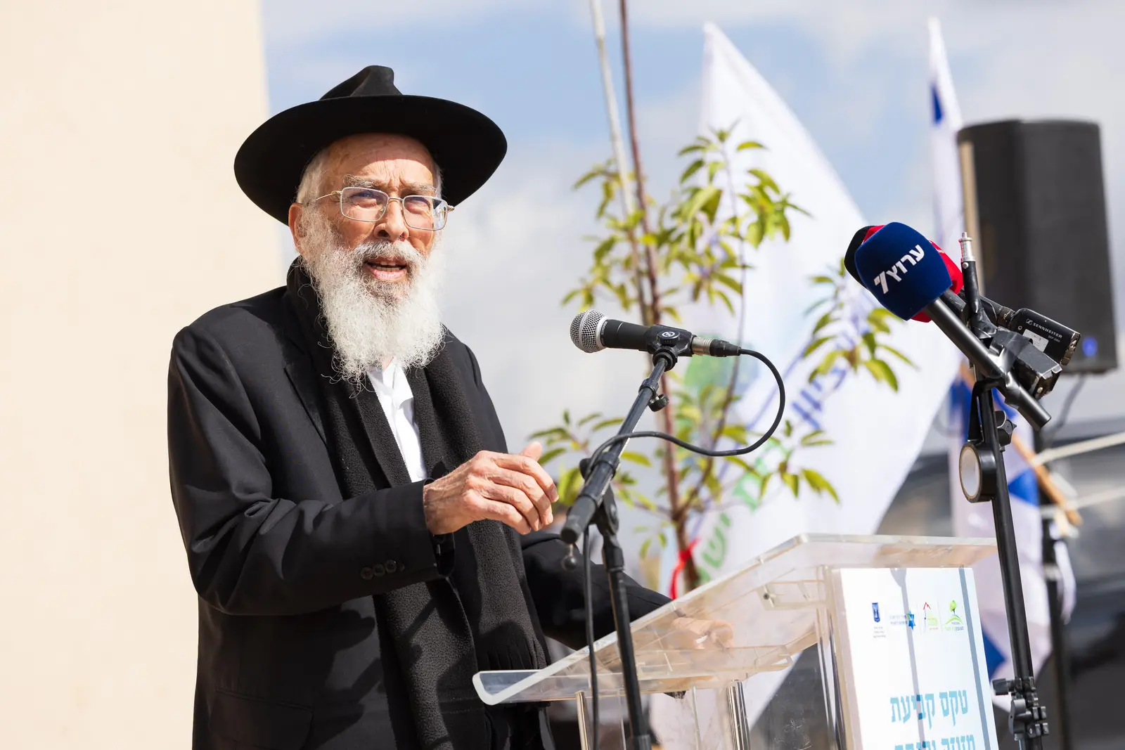 אבן פינה על הגבעה