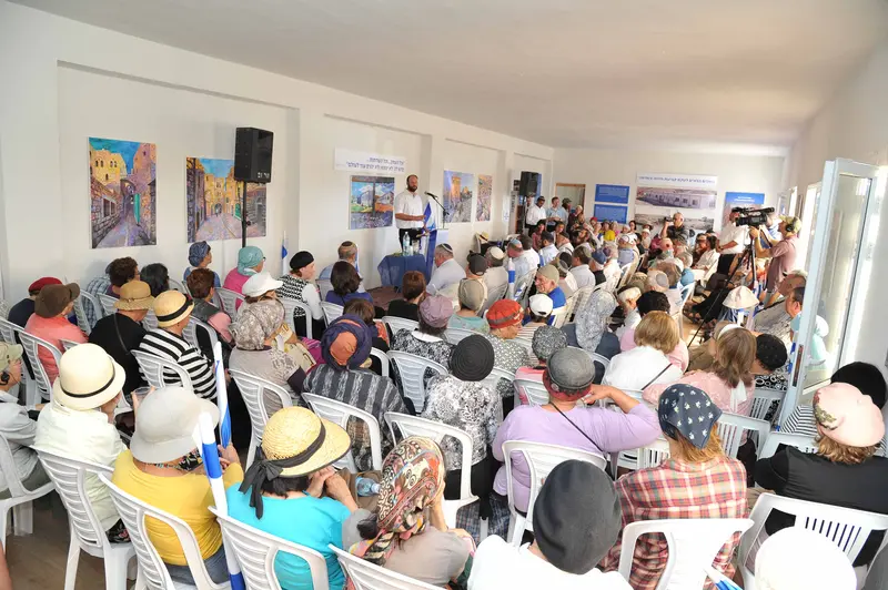 קהל בשיעור תורה במבנה המשופץ בשדמה, בשנות המאבק