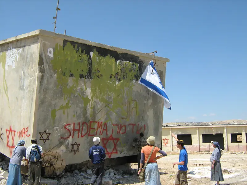 המבנים הנטושים של מחנה שדמה, גרפיטי ודגל ישראל
