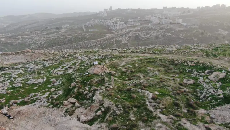 נוף הגבעות במרחב: בנייה ערבית צפופה לאורך קו האופק